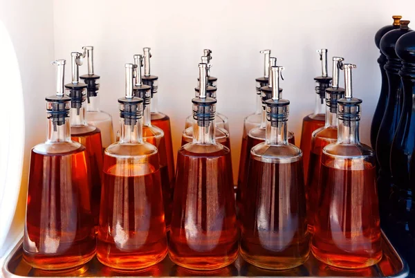 Stapeln Von Ölflaschen Auf Einem Tablett — Stockfoto