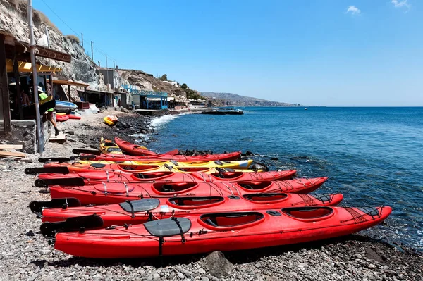 Röda Kajaker Santorinis Svarta Sandstrand Grekland — Stockfoto