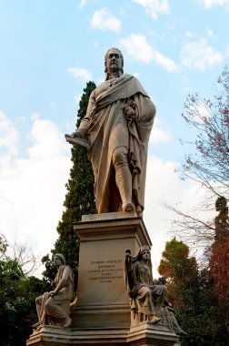 Ioannis Varvakis 'in mermer heykeli. Yunanistan 'ın Atina kentindeki Zappeion Sarayı' nın bahçesinde yer alıyor.