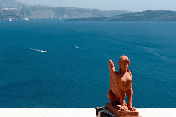 Weibliche Statue Sphynx Mit Caldera Hintergrund Oia Santorin Griechenland — Stockfoto