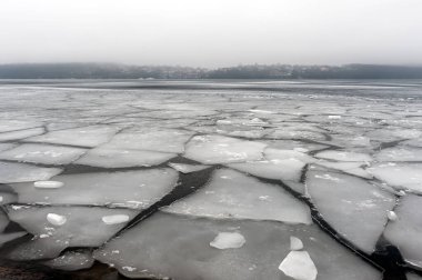 Ukrayna 'daki Ternopil Gölü' nde kırılan buz