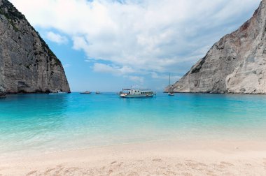 Yunanistan 'ın Zakynthos kentindeki Navagio (Batık) körfezindeki yolda bulunan gemiler