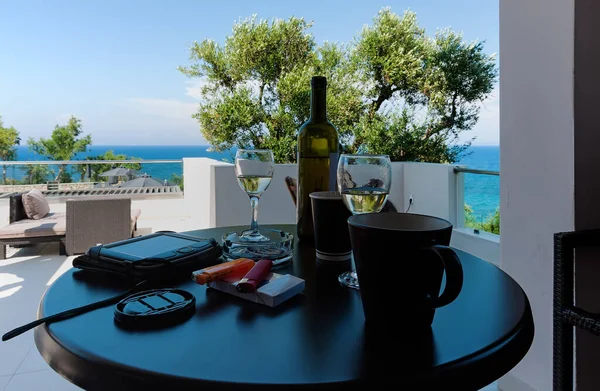 Natureza Morta Com Vinho Uma Mesa Com Fundo Praia — Fotografia de Stock