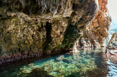 Yunanistan 'daki Korfu adasının mağarasında.