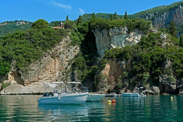Båtar Bukten Palaiokastritsa Korfu Grekland — Stockfoto