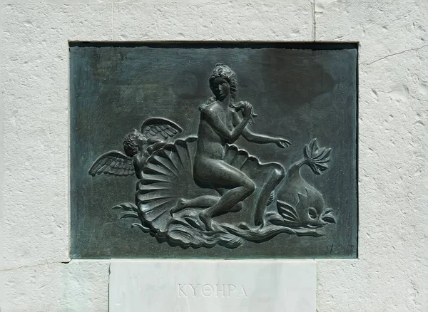 希腊一个带着天使的女人的装饰板浮雕 下面的英文译文是Kythira 希腊岛屿的名称 — 图库照片