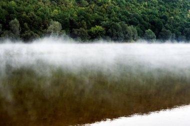 Dniester Kanyonu, Ukrayna 'daki yoğun sabah sisi ile kaplı manzara
