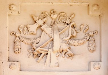 Ukrayna 'nın Koropet kentindeki Badeni sarayının ön cephesinde antik bir arma.