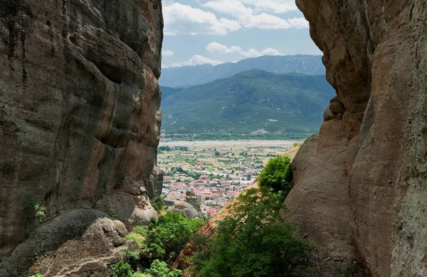 メテオラギリシャの岩の谷から村への眺め — ストック写真