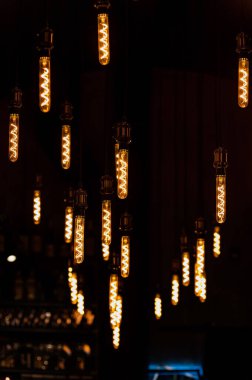 Ampullere bakış açısı, kablolarda asılı lambalar