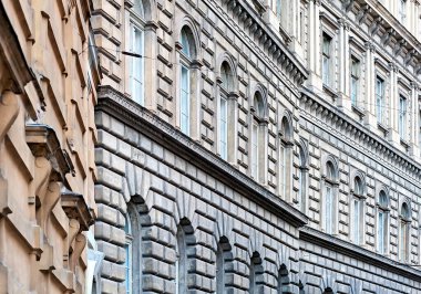 Lviv, Ukrayna 'da bir binanın ön cephesinde pencereler