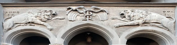 Fachada Decorativa Edifício Antigo Com Panteras Cobras Lviv Ucrânia — Fotografia de Stock