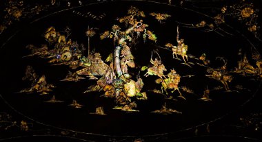 İncilerin anası oyulmuş panel.