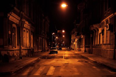 Geceleri Ukrayna 'nın Ternopil kasabasında küçük bir cadde