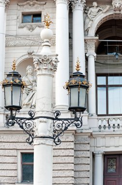 Lviv Ukrayna 'da Opera Binası yakınlarındaki sokak lambası direği