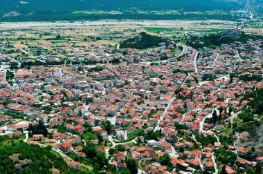 Meteora Yunanistan 'da küçük bir kasabanın hava manzarası