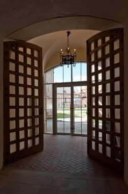 Zhovkva Ukrayna 'nın güneşli arka bahçesine ahşap ve cam kapılar