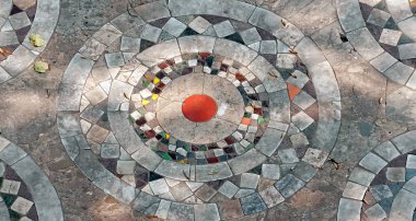 Arkaplanda geometrik renkli fayanslar