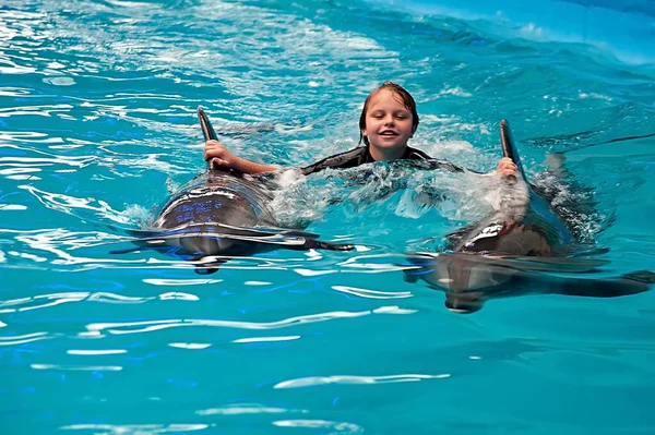 Lors Séance Thérapie Des Dauphins Deux Dauphins Conduisent Enfant Kiev — Photo