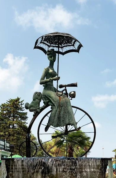 Bronze Statue Fountain Depicting Lady Puppy Umbrella Retro Bicycle Park — Stock Photo, Image