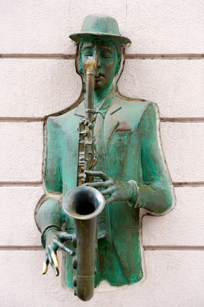 Bronsstaty Saxofonisten Som Kommer Genom Väggen Tbilisi Georgien — Stockfoto