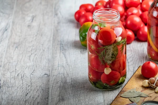 Homemade pickled tomatoes in jar. Selective focus. — Stock Photo, Image
