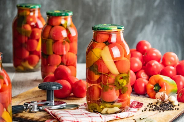 Tomates caseiros em conserva em jarra. Foco seletivo . — Fotografia de Stock