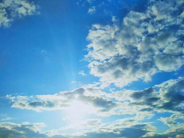 Sol Brilhando Brilhando Céu — Fotografia de Stock