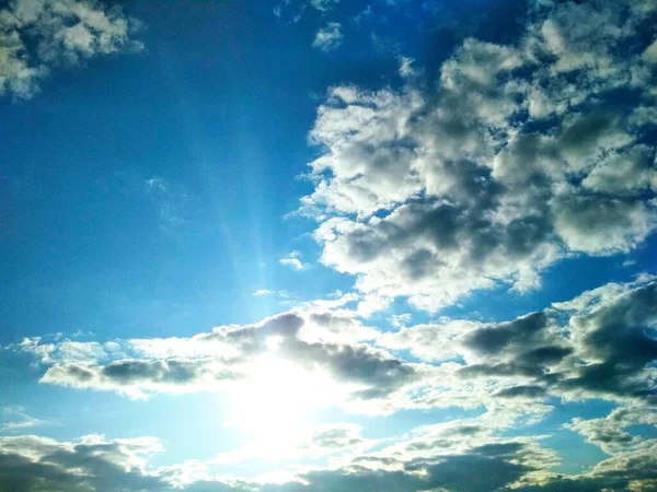 Sol Brilhando Brilhando Céu — Fotografia de Stock