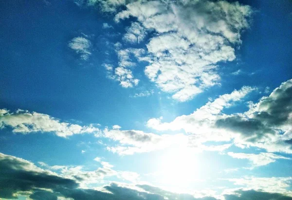 Солнце Ярко Светит Небе — стоковое фото