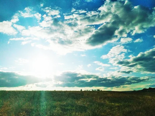 Strahlende Sonne Himmel Die Den Dreck Mit Ihren Strahlen Überschüttet — Stockfoto