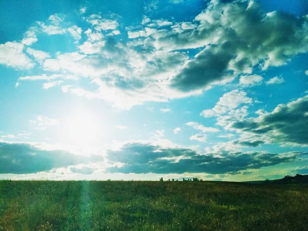 Strahlende Sonne Himmel Die Den Dreck Mit Ihren Strahlen Überschüttet — Stockfoto