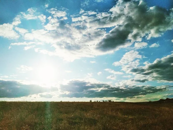 Strahlende Sonne Himmel Die Den Dreck Mit Ihren Strahlen Überschüttet — Stockfoto