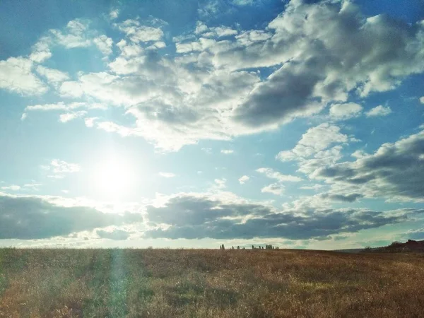 Strahlende Sonne Himmel Die Den Dreck Mit Ihren Strahlen Überschüttet — Stockfoto