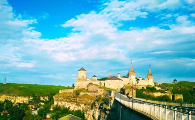 Eski Kale, mavi bulutlu gökyüzünün arka planına karşı Kamenets-Podolsky, Ukrayna 
