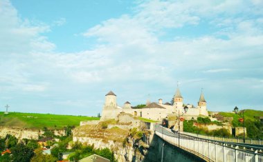 Eski Kale, mavi bulutlu gökyüzünün arka planına karşı Kamenets-Podolsky, Ukrayna 