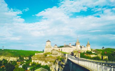 Eski Kale, mavi bulutlu gökyüzünün arka planına karşı Kamenets-Podolsky, Ukrayna 