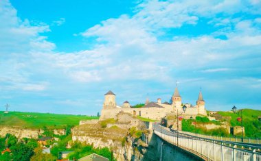 Eski Kale, mavi bulutlu gökyüzünün arka planına karşı Kamenets-Podolsky, Ukrayna 