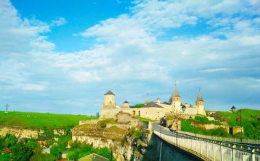 Eski Kale, mavi bulutlu gökyüzünün arka planına karşı Kamenets-Podolsky, Ukrayna 
