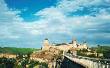 Eski Kale, mavi bulutlu gökyüzünün arka planına karşı Kamenets-Podolsky, Ukrayna 