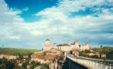 Eski Kale, mavi bulutlu gökyüzünün arka planına karşı Kamenets-Podolsky, Ukrayna 