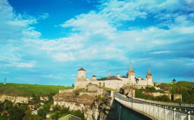 Eski Kale, mavi bulutlu gökyüzünün arka planına karşı Kamenets-Podolsky, Ukrayna 