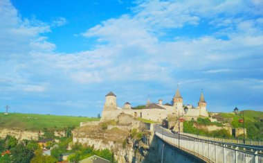 Eski Kale, mavi bulutlu gökyüzünün arka planına karşı Kamenets-Podolsky, Ukrayna 