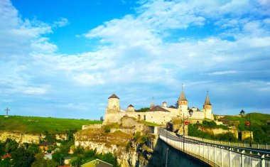 Eski Kale, mavi bulutlu gökyüzünün arka planına karşı Kamenets-Podolsky, Ukrayna 
