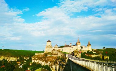 Eski Kale, mavi bulutlu gökyüzünün arka planına karşı Kamenets-Podolsky, Ukrayna 