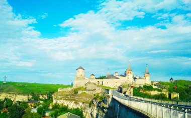 Eski Kale, mavi bulutlu gökyüzünün arka planına karşı Kamenets-Podolsky, Ukrayna 