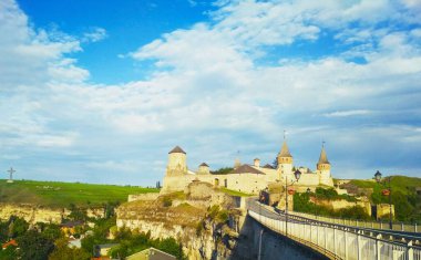 Eski Kale, mavi bulutlu gökyüzünün arka planına karşı Kamenets-Podolsky, Ukrayna 