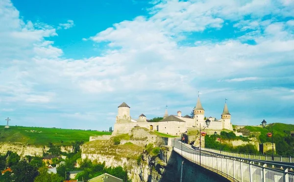 Eski Kale, mavi bulutlu gökyüzünün arka planına karşı Kamenets-Podolsky, Ukrayna 