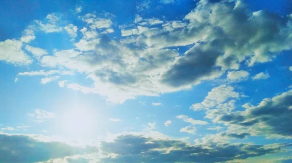 Słońce Jasno Świeci Niebie — Zdjęcie stockowe