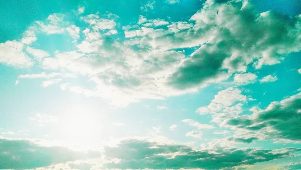 Солнце Ярко Светит Небе — стоковое фото